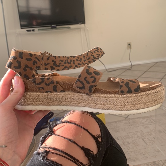 Size 8 cheeta patterned platform sandals from Target (Universal Thread). - Picture 2 of 3